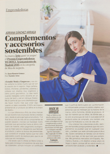 Imagen de una revista en papel donde sale una foto de Adriana Sánchez